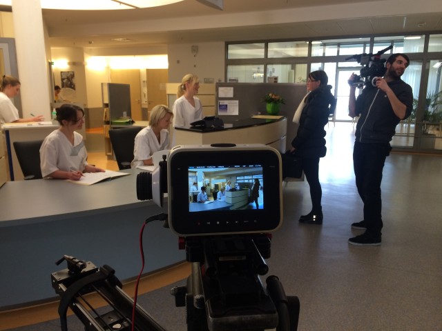 Blackmagic auf dem Slider und C 300 auf der Schulter von Kameramann Christian. Da kann es ja nur gut werden...