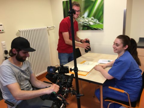 Viel Spass auch noch am Ende eines Drehtags hatten Saskia, Miklas und Christian (v.r.). Bildrechte: MHF