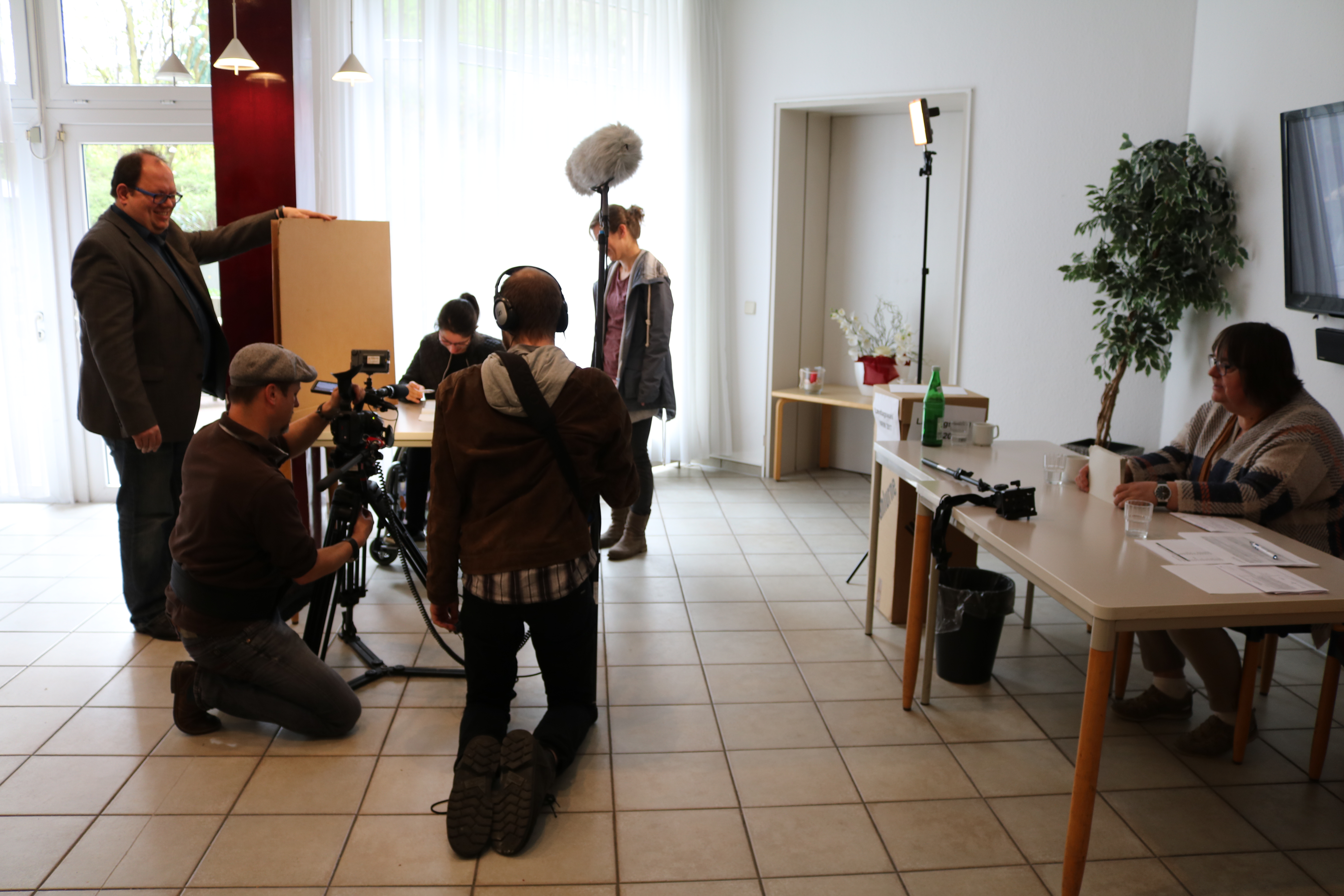 Wir waren unserer Zeit voraus. Knapp fünf Wochen vor dem Wahltermin der Landtagswahl NRW 2017 filmten wir in einem Wahllokal. In authentischer Umgebung erklären kurze Spielhandlungen wie eine Wahl abläuft.